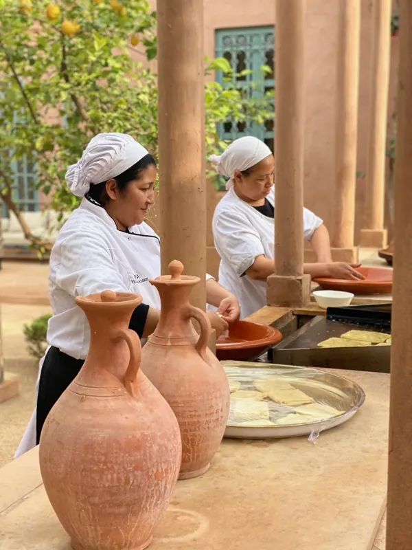 Préparation d'un repas marocain dans le patio de la villa