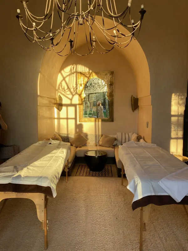 Salon voûté préparé pour un massage à quatre mains à la villa